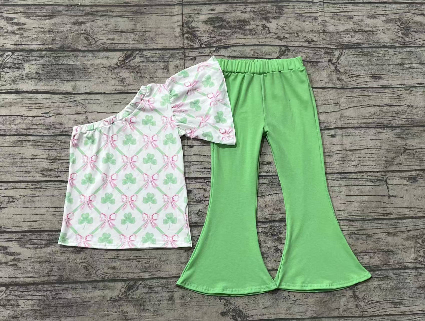 GSPO1793  Green trouser suit with one-shoulder sleeves and four-leaf clover bow pattern